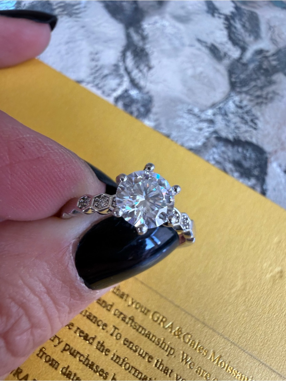 Sparkling Round-Cut Solitaire Ring in Silver 1.0 ct